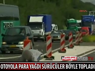 OTOYOLA SAÇILAN PARALARI BÖYLE KAPIŞTILAR