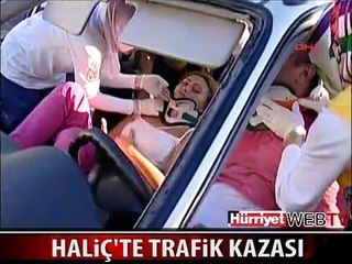 GENÇ KIZ ACI İÇİNDE AĞLADI