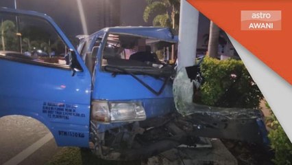Kemalangan | Dua parah van pekerja langgar papan iklan
