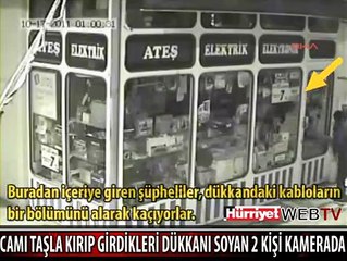 DÜKKANI SOYARKEN KAMERAYA YAKALANDILAR