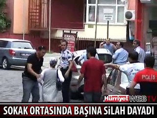 SOKAK ORTASINDA BAŞINA SİLAH DAYADI