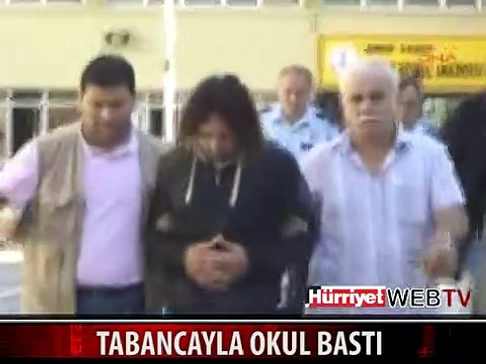 ELİNDE TABANCAYLA OKUL BASTI