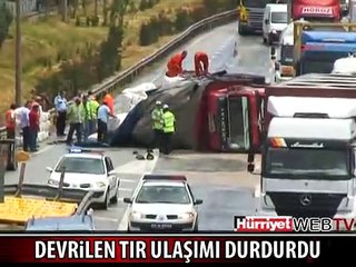 DEVRİLEN TIR ULAŞIMI DURDURDU