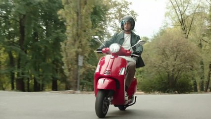 New Vespa GTS Super - Driving Video