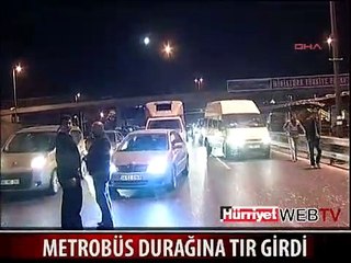 TIR METROBÜS DURAĞINA DALDI