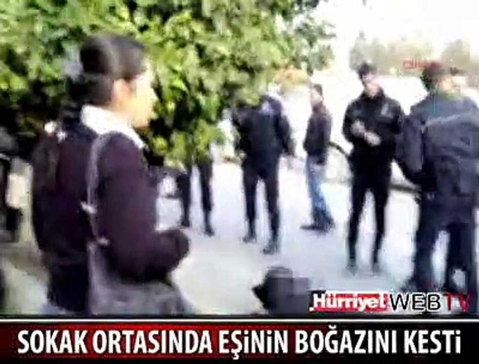 SOKAK ORTASINDA EŞİNİN BOĞAZINI KESTİ