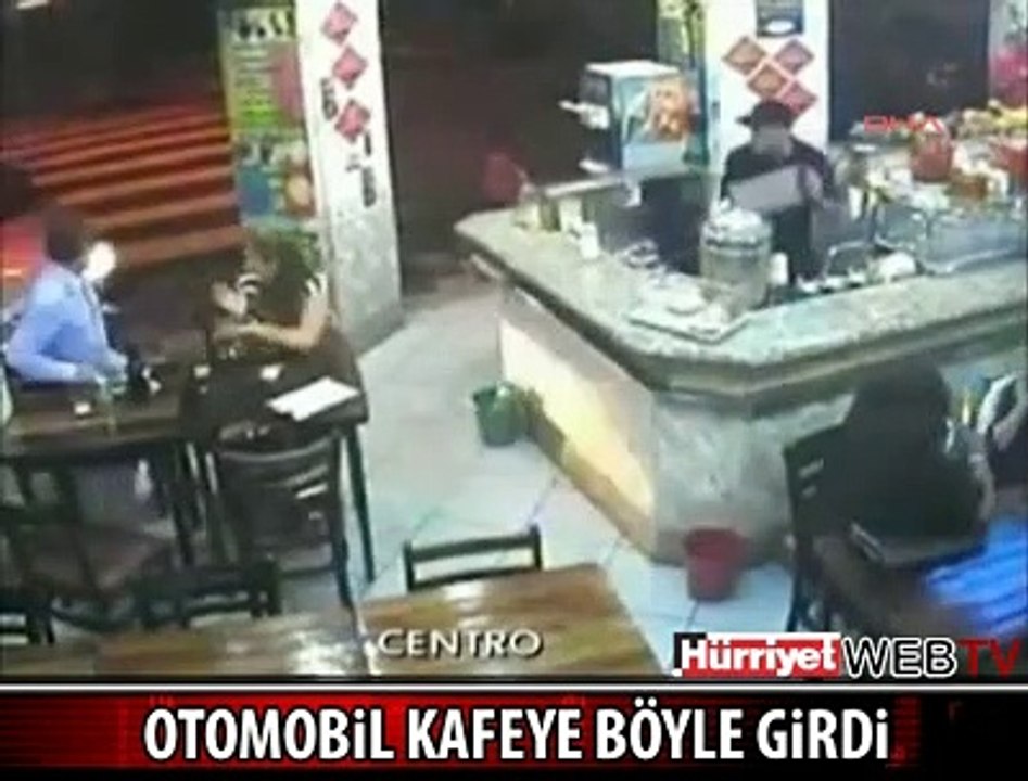 OTOMOBİL KAFEYE DALDI