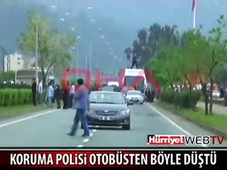 KORUMA POLİSİ BAŞBAKANLIK OTOBÜSÜNDEN DÜŞTÜ