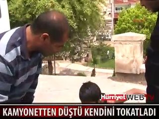KORKAN ÇOCUK KENDİNİ TOKATLADI