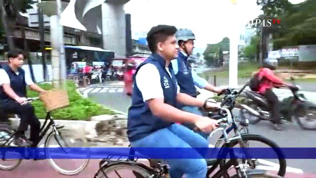 Anies Baswedan Habiskan Waktu Bersepeda Keliling Kota bersama Keluarga & Staf