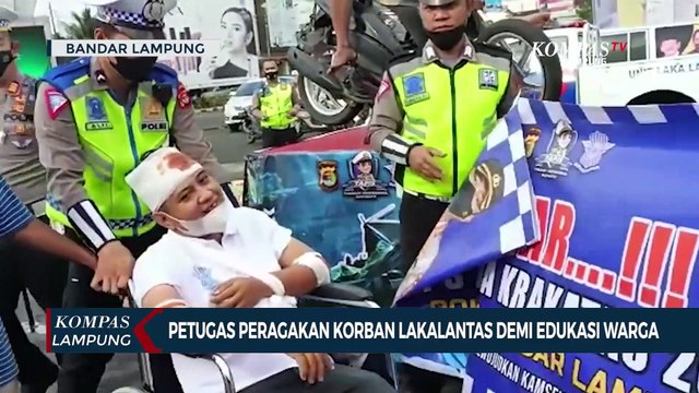 Unik! Petugas Peragakan Korban Lakalantas Demi Edukasi Warga