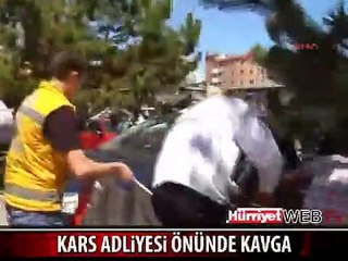 ADLİYE ÖNÜNDE TAŞLI SOPALI KAVGA