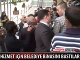 MAHALLELİ BELEDİYE BİNASINI BASTI