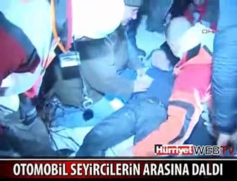 OTOMOBİL SEYİRCİLERİN ARASINA DALDI