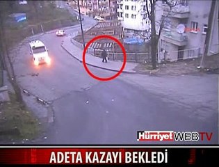 OTOMOBİL KADINA BÖYLE ÇARPTI