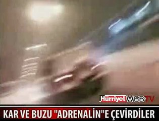 KAR VE BUZU EĞLENCEYE ÇEVİRDİLER