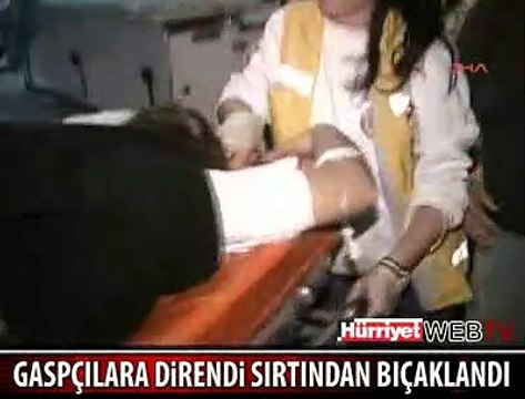 GASPÇILAR GENÇ KIZI SIRTINDAN BIÇAKLADI