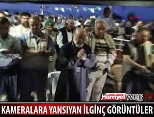 PAPAZIN ARKASINDA NAMAZ KILDILAR