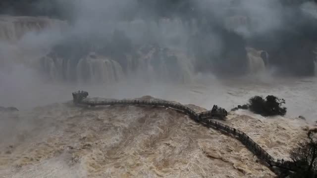 Las cataratas de Iguazú se desbordan tras fuertes lluvias torrenciales
