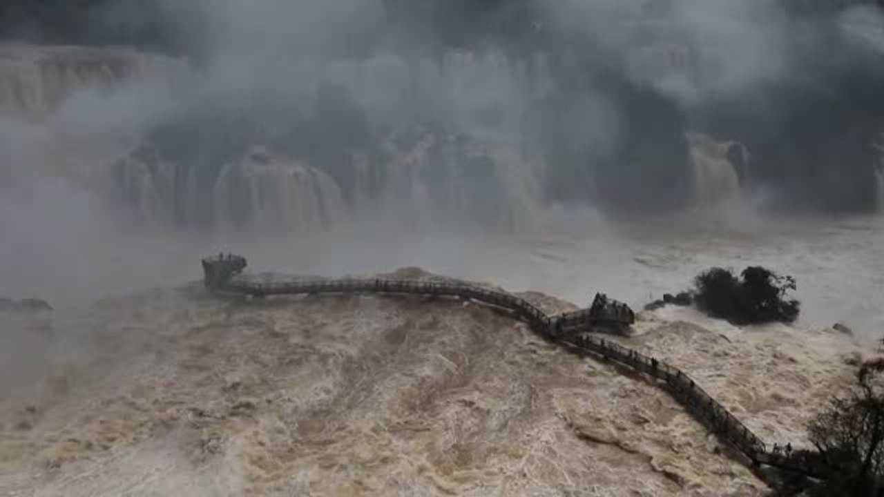 Las cataratas de Iguazú se desbordan tras fuertes lluvias torrenciales
