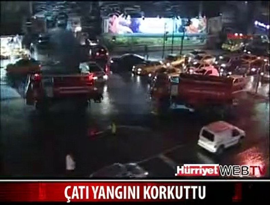 İSTİKLAL CADDESİ'NDE ÇATI YANGINI