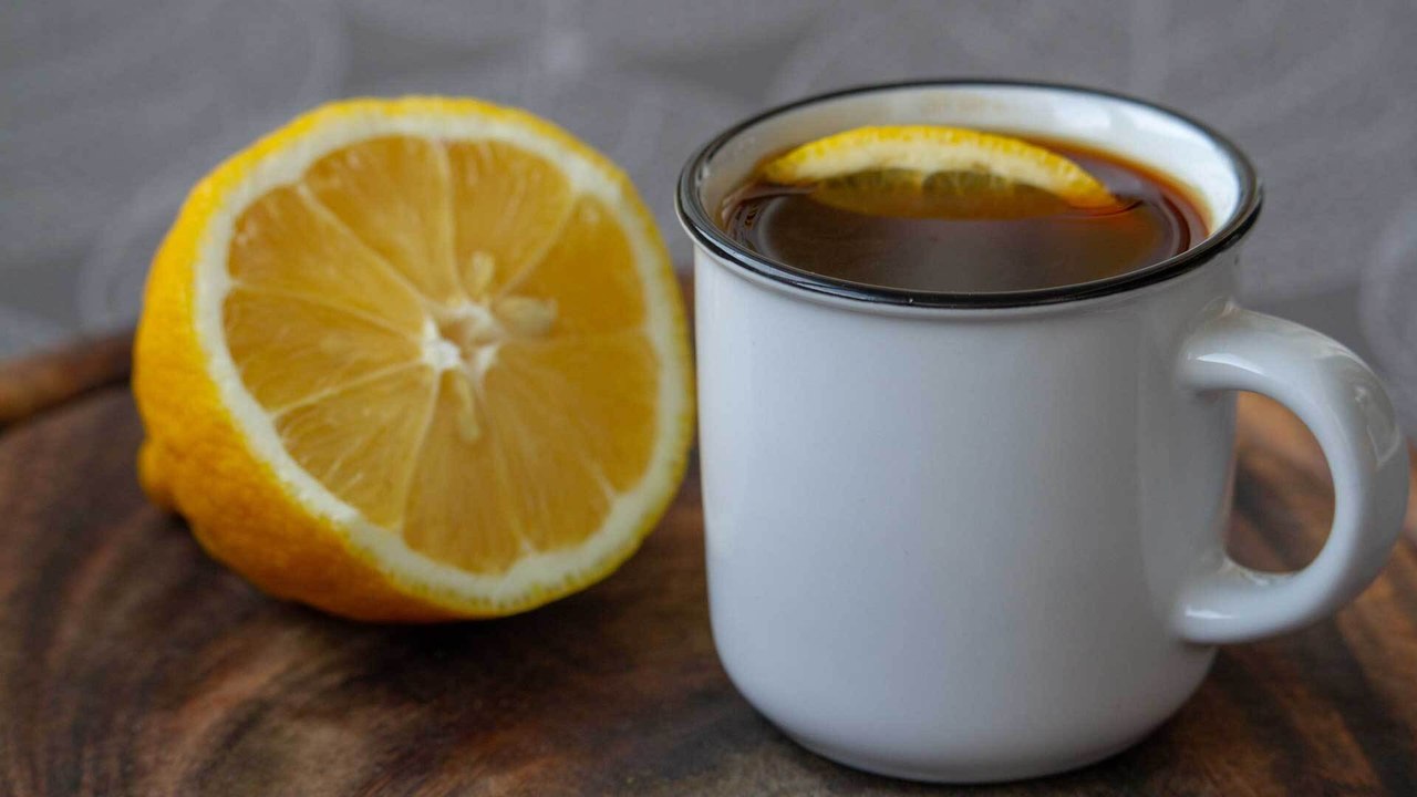 Kaffee mit Zitrone: Das kann die kuriose TikTok-Diät