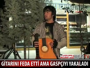 GİTARI KAPKAÇCININ SIRTINDA KIRDI