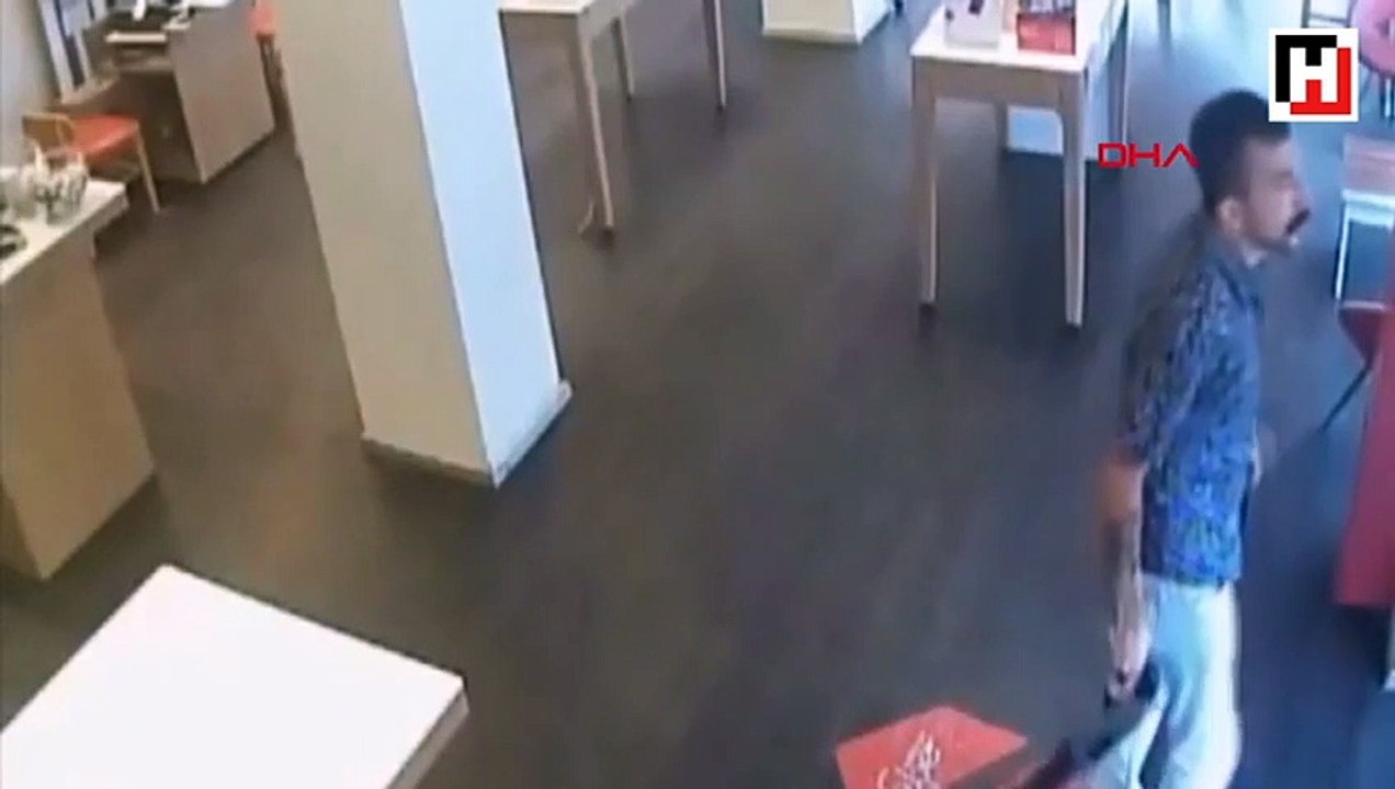 Man points rifle at shopkeepers over poor internet connection