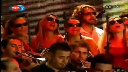 Özcan Deniz’in ‘I feel good’ performansı olay oldu