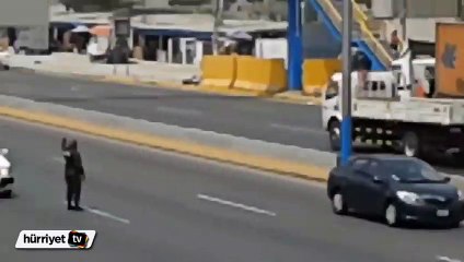 Köpek için trafiği durduran hayvansever peru polisi