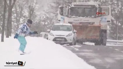 Kaldırımda snowboard keyfi