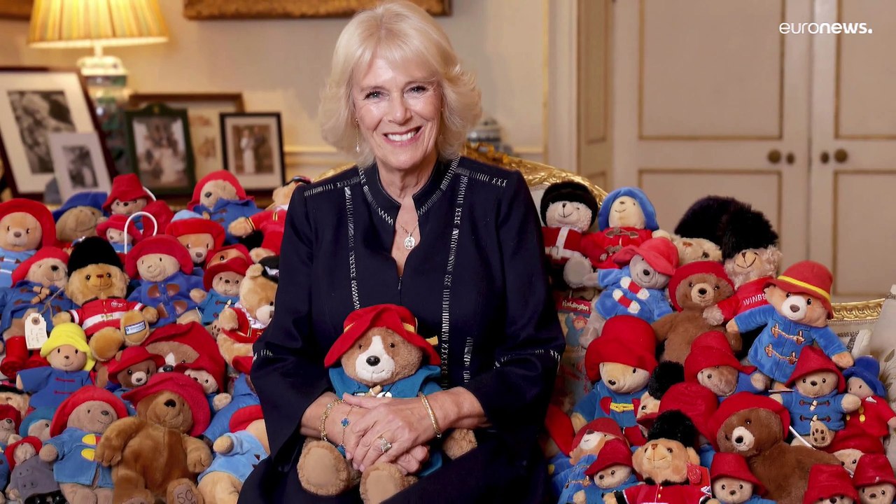Königliche kuscheltiere: camilla spendet paddington-bären an kinder