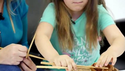 Panda Po gibi chopstick kullanmayı öğrenen Elasu, Kinder Surprise’ı haketti