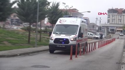 BOŞANMA AŞAMASINDAKİ EŞİNİ BIÇAKLADI