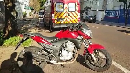 Motociclista sofre contusão na perna após acidente de trânsito no Centro