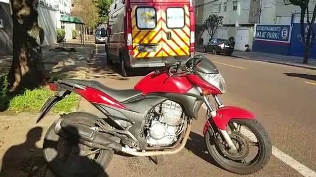 Motociclista sofre contusão na perna após acidente de trânsito no Centro