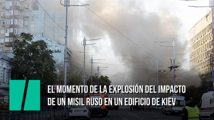 El momento de la explosión del impacto de un misil ruso en un edificio de Kiev