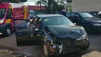Mulher fica ferida após colisão de trânsito entre Celta e Fiesta no Bairro Coqueiral
