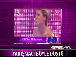 YARIŞMACI PODYUMDA BÖYLE DÜŞTÜ