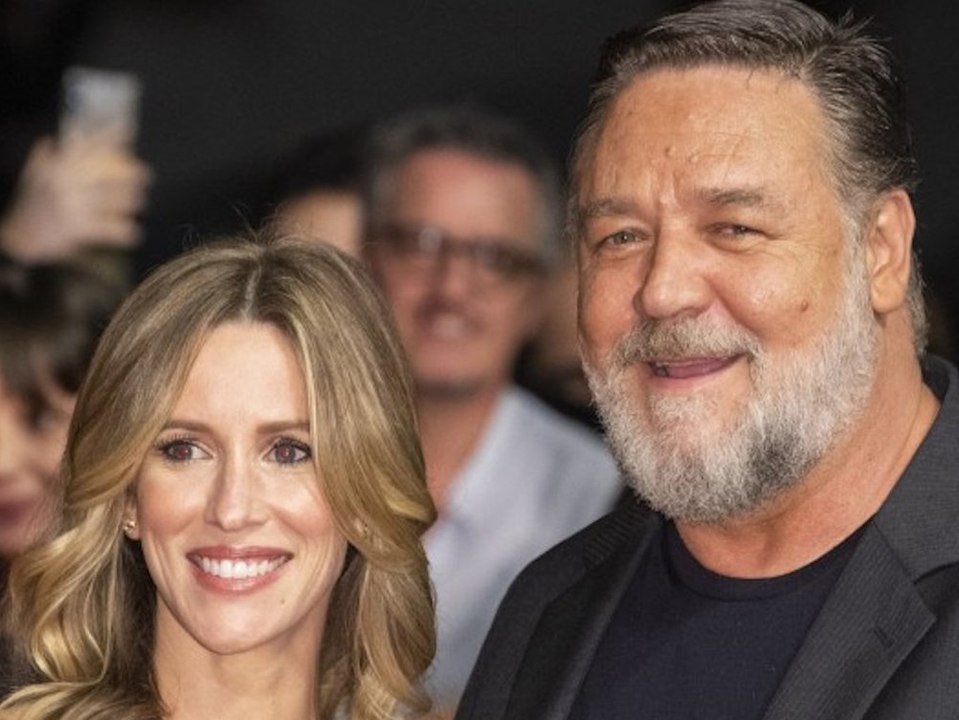 Erster Auftritt: Russell Crowe zeigt seine Liebe auf dem roten Teppich
