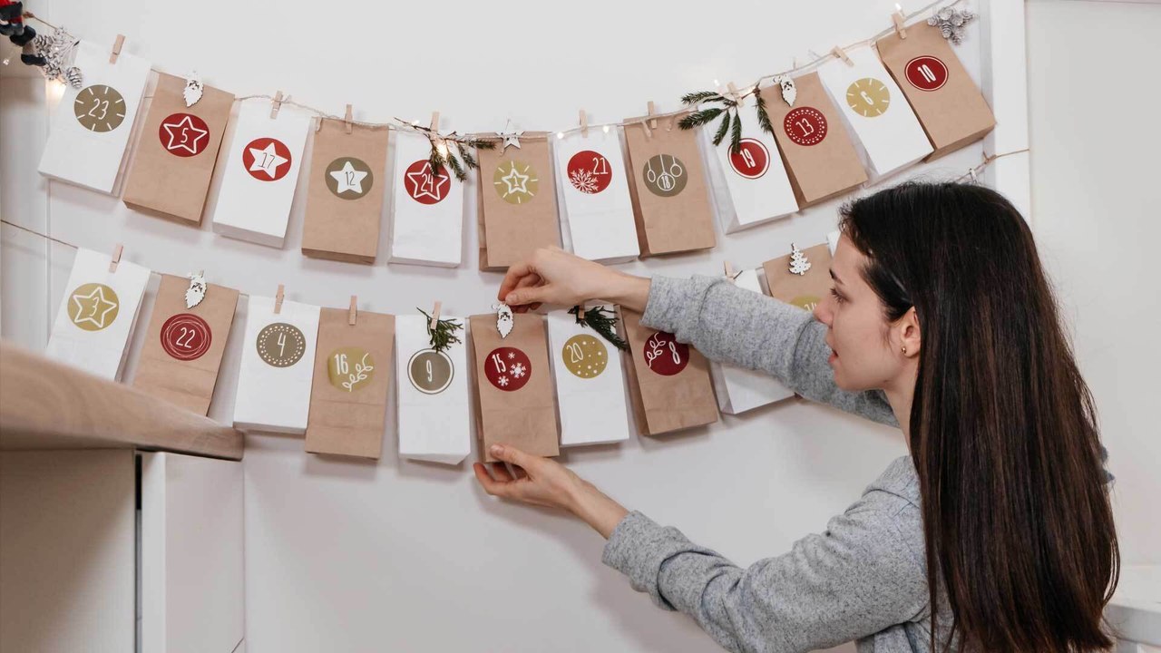 Adventskalender befüllen: Kleine Geschenke unter 10 Euro!