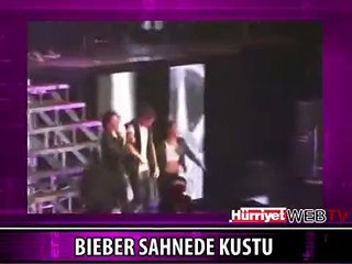 DÜNYACA ÜNLÜ ŞARKICI BIEBER SAHNEYE KUSTU