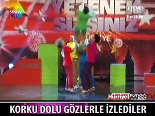 KORKU DOLU GÖZLERLE İZLEDİLER