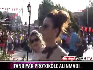 İPEK TANRIYAR TÖRENİ TERK ETTİ