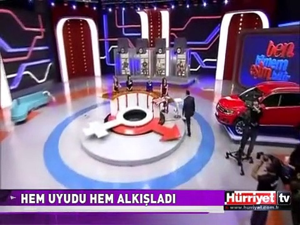 HEM UYUDU HEM ALKIŞLADI
