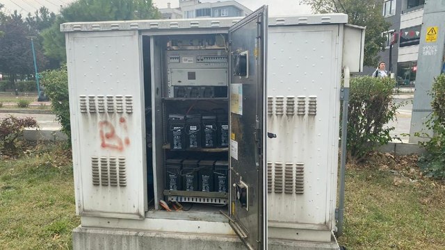 ‘Teknik bakım yapıyor’ gibi davranarak 1 milyon TL değerindeki 400 aküyü çaldılar