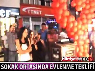 SOKAK ORTASINDA ŞAŞIRTAN EVLİLİK TEKLİFİ
