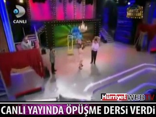 MÜJDE AR'DAN CANLI YAYINDA ÖPÜŞME DERSİ