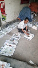 পত্রিকার হকারদের ব্যস্ততা পত্রিকা বিলি নিয়ে