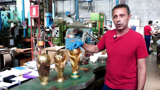 Une usine italienne fabrique le trophée de la Coupe du monde